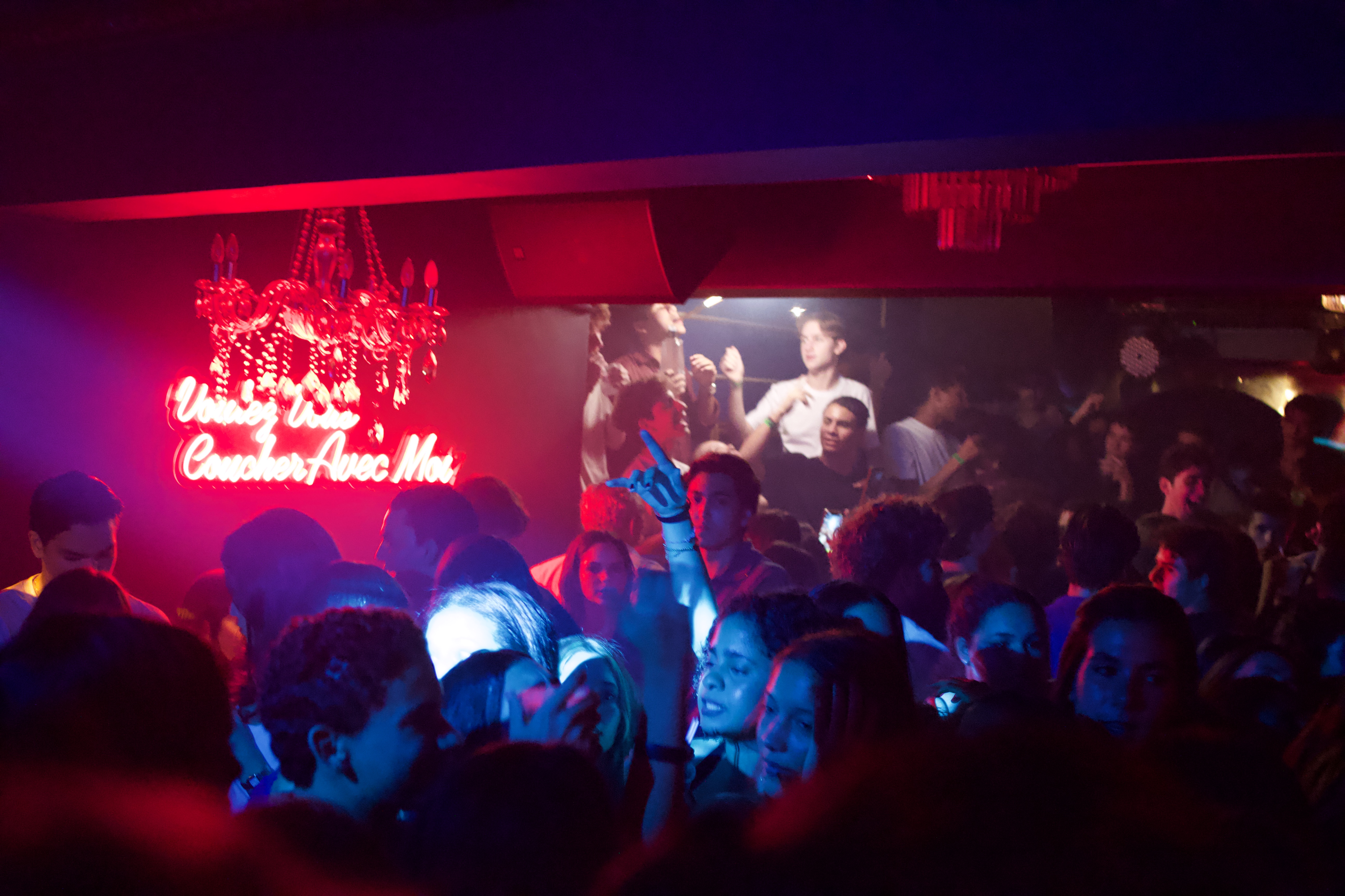 NOCHARTE crowd in the club